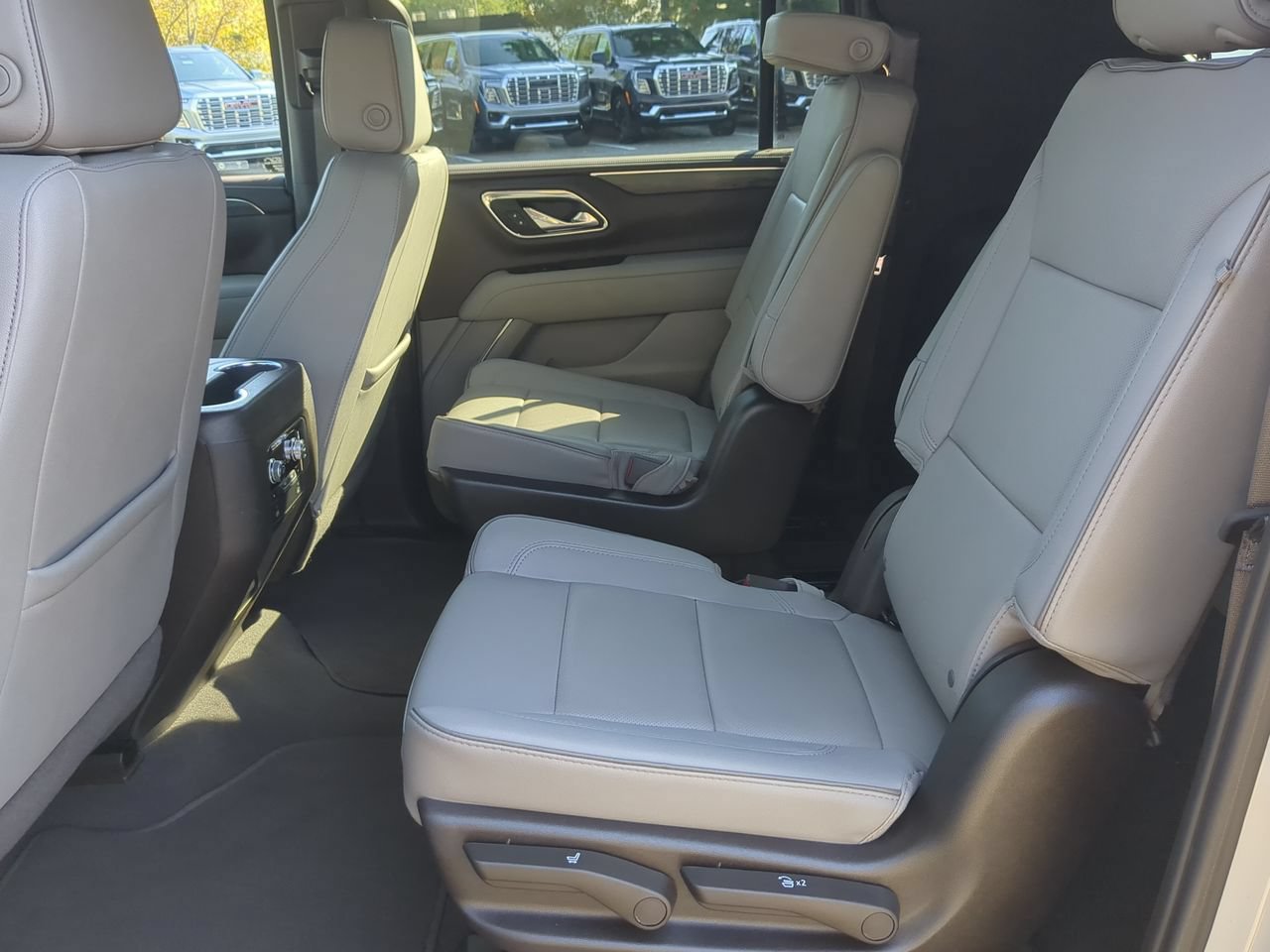 Used 2023 GMC Yukon XL SLT w/ SLT Luxury Package AWD/4WD image 25