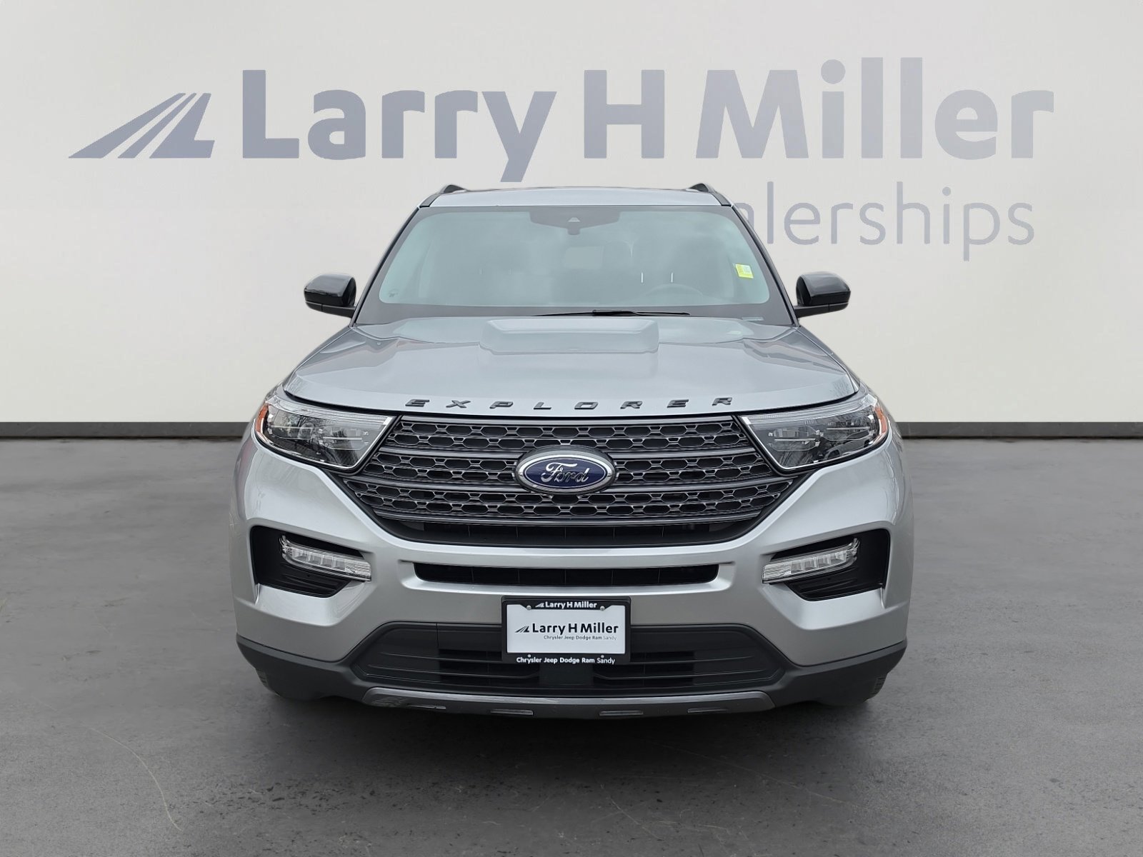 Used 2024 Ford Explorer XLT w/ Equipment Group 202A image 8