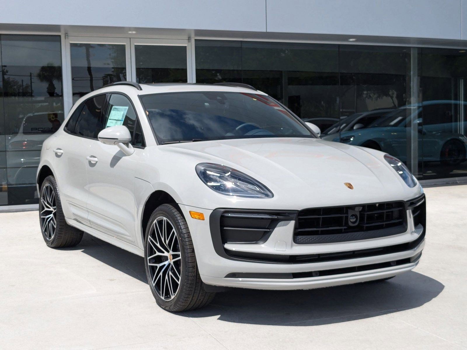 Certified 2025 Porsche Macan image 7