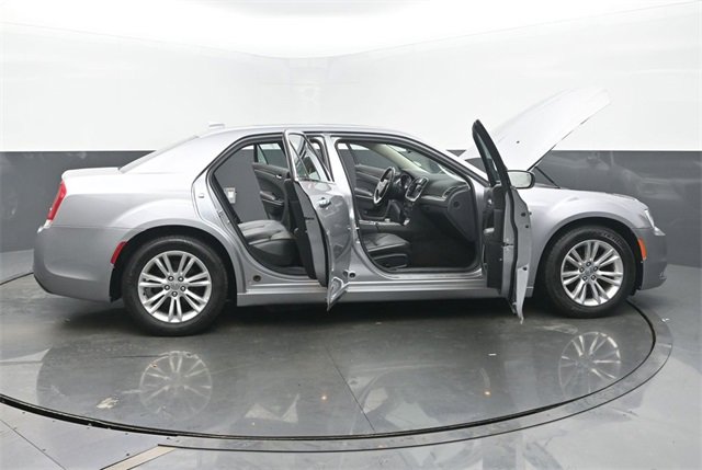 Used 2017 Chrysler 300 C image 57