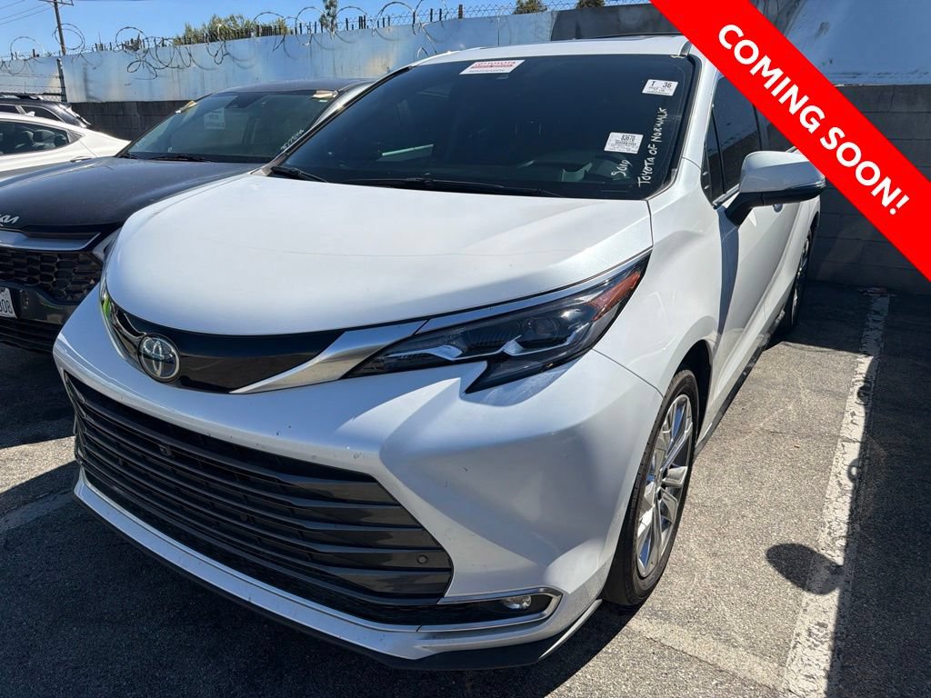 Certified 2024 Toyota Sienna Platinum FWD image 3