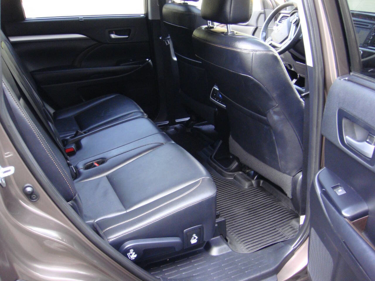 Used 2019 Toyota Highlander XLE AWD/4WD image 16