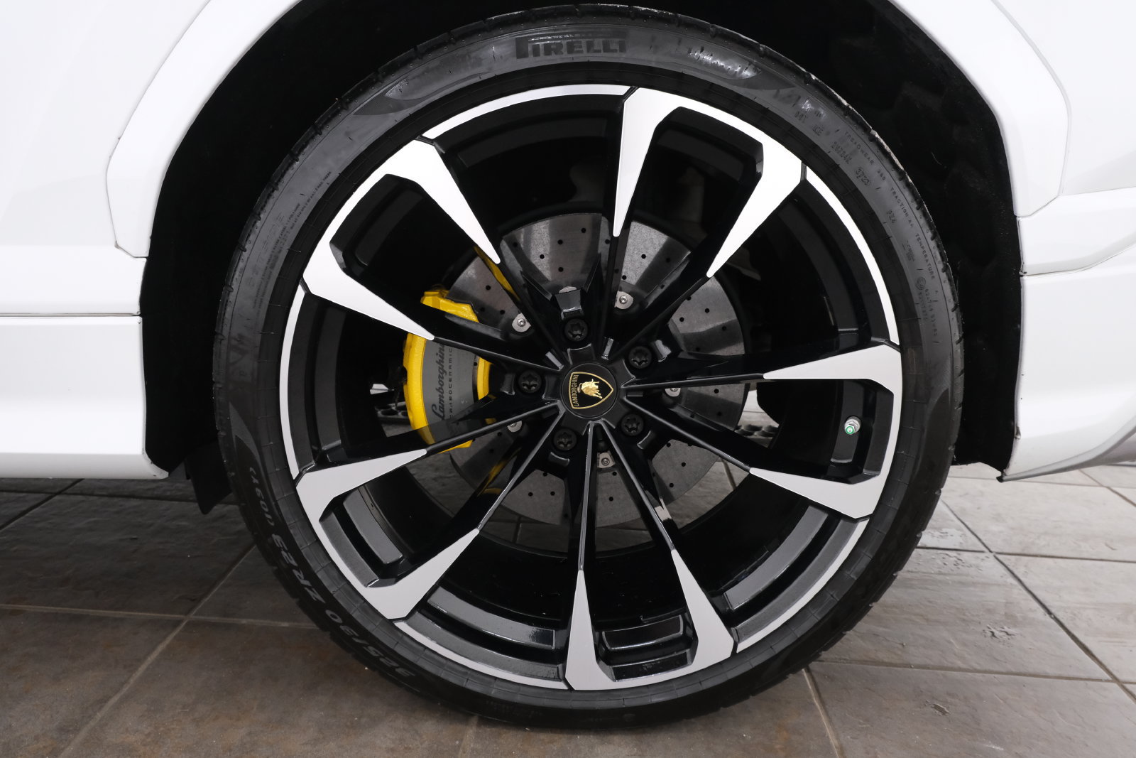 Used 2020 Lamborghini Urus AWD/4WD image 37