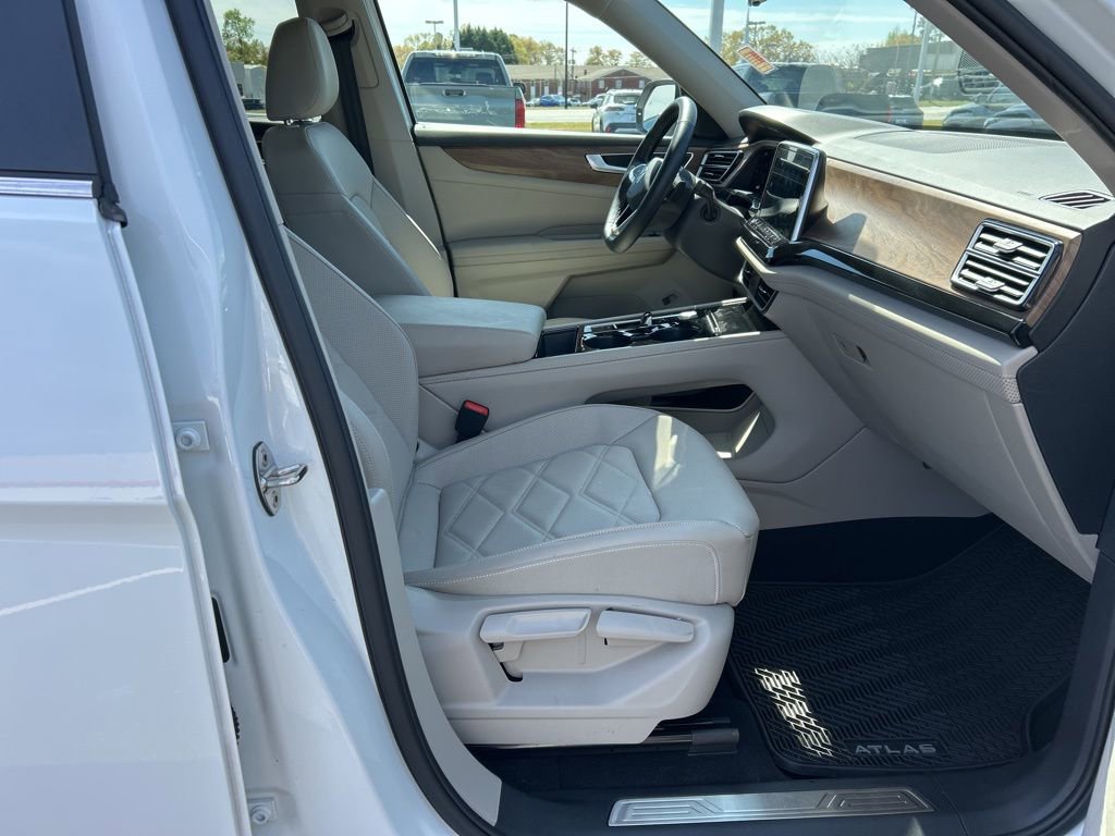 Used 2025 Volkswagen Atlas SE image 21