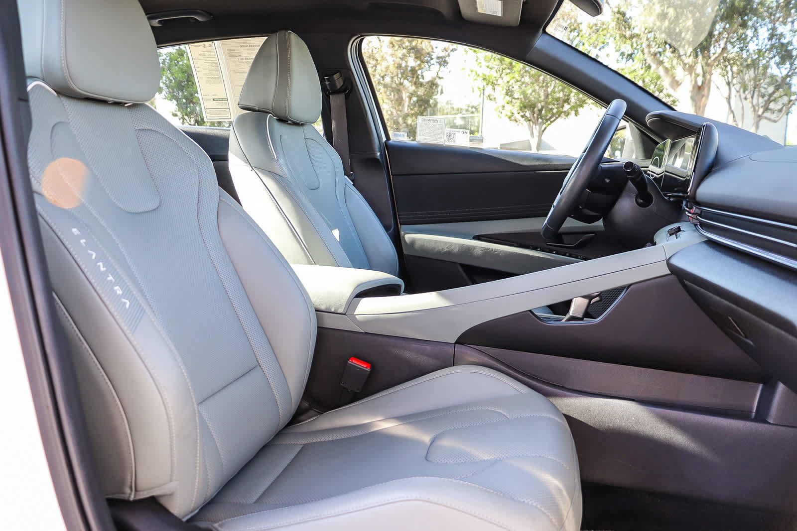 Used 2025 Hyundai Elantra Limited FWD image 17