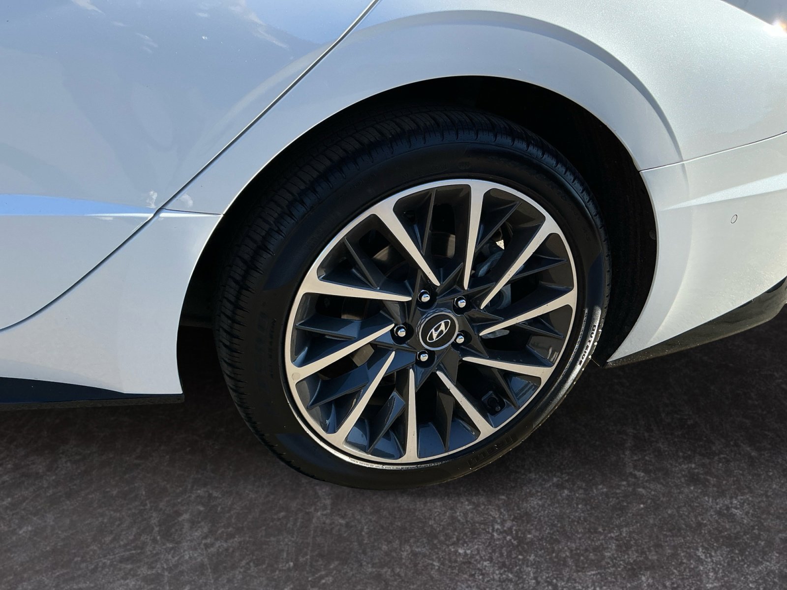 Used 2020 Hyundai Sonata Limited w/ Preferred Accessory Package image 9