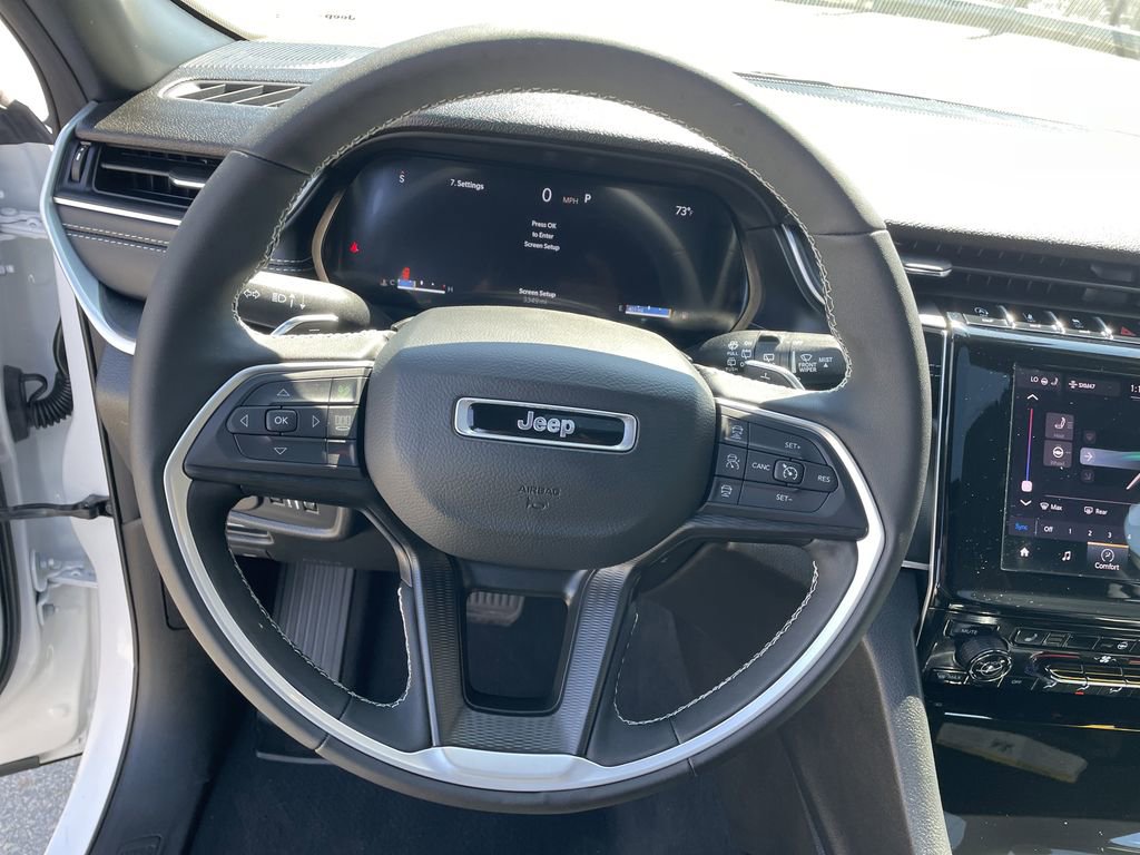 Used 2025 Jeep Grand Cherokee Altitude AWD/4WD image 16