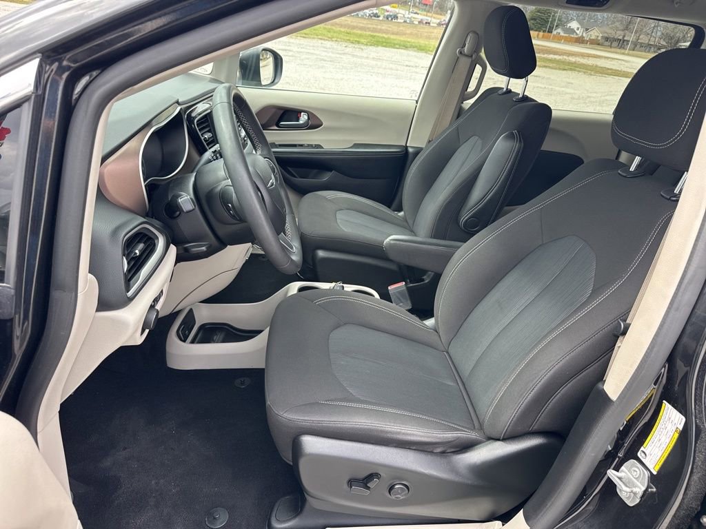 Used 2023 Chrysler Voyager LX image 22