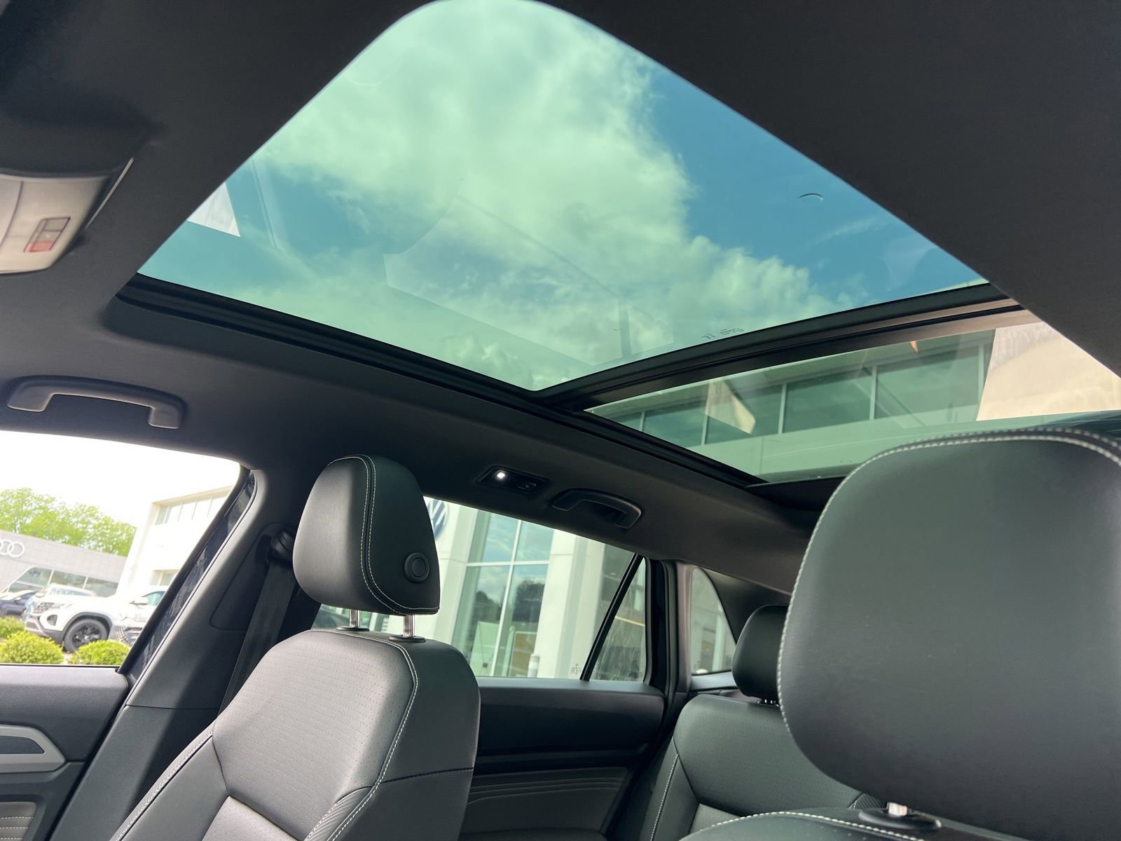 Certified 2023 Volkswagen Atlas Cross Sport SEL R-Line AWD/4WD image 35