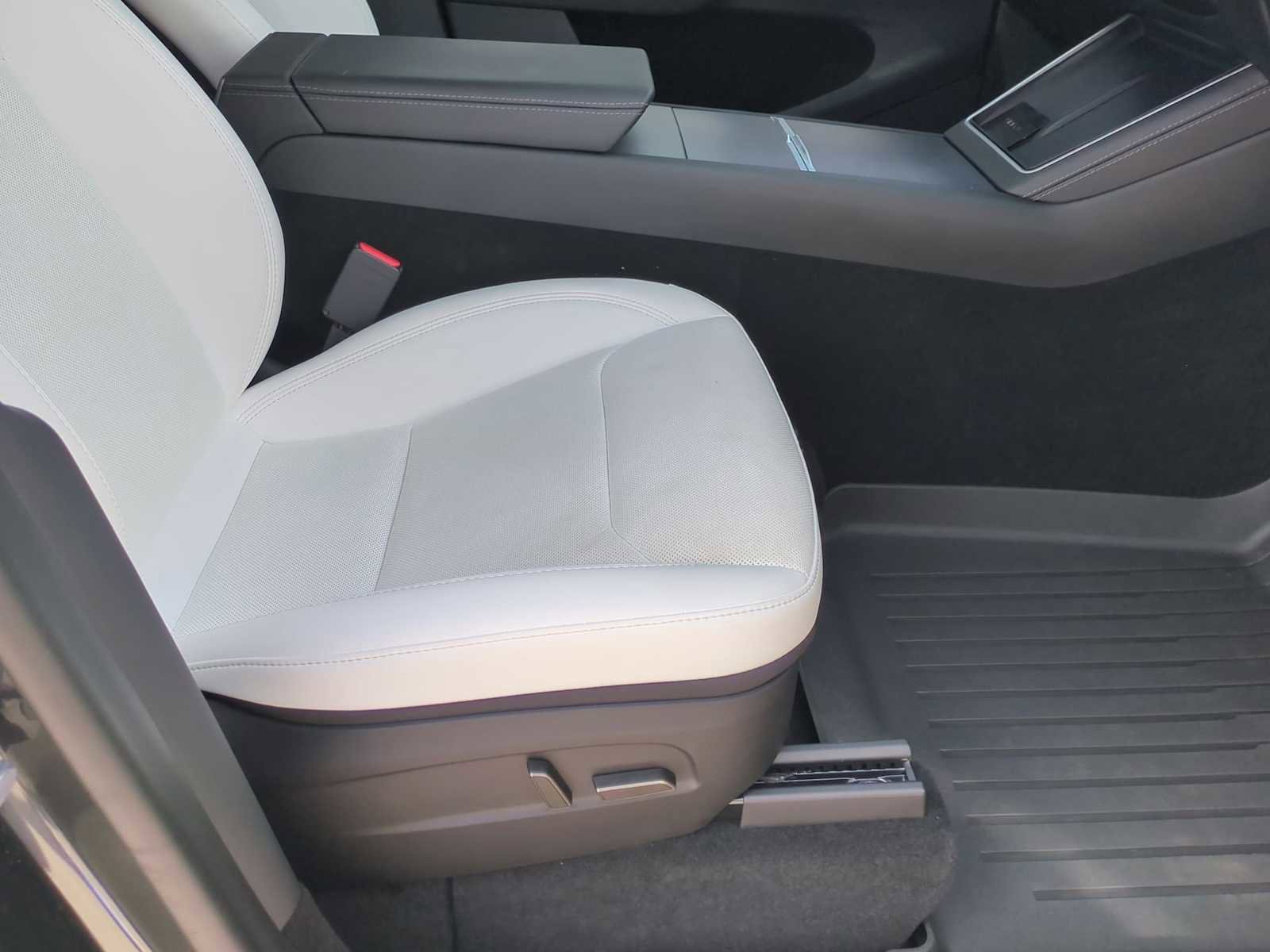 Used 2026 Tesla Model Y 2WD image 27