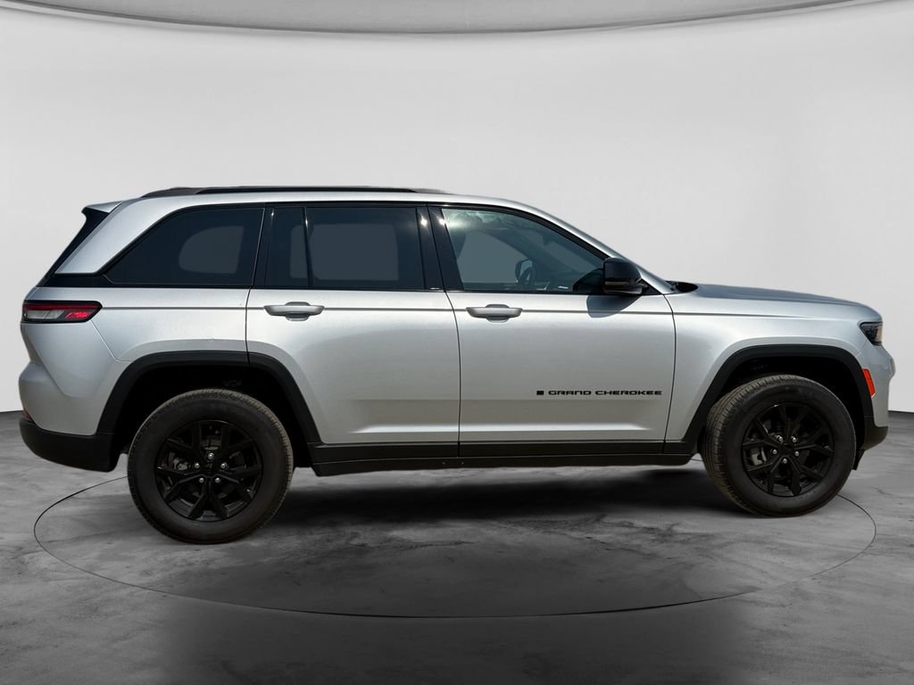 Used 2025 Jeep Grand Cherokee Altitude AWD/4WD image 11