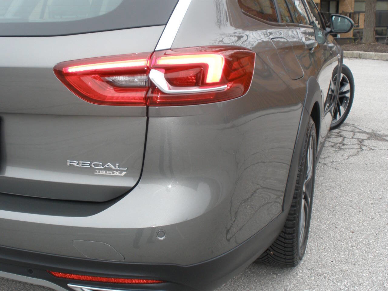 Used 2019 Buick Regal Essence w/ Driver Confidence Package I image 19