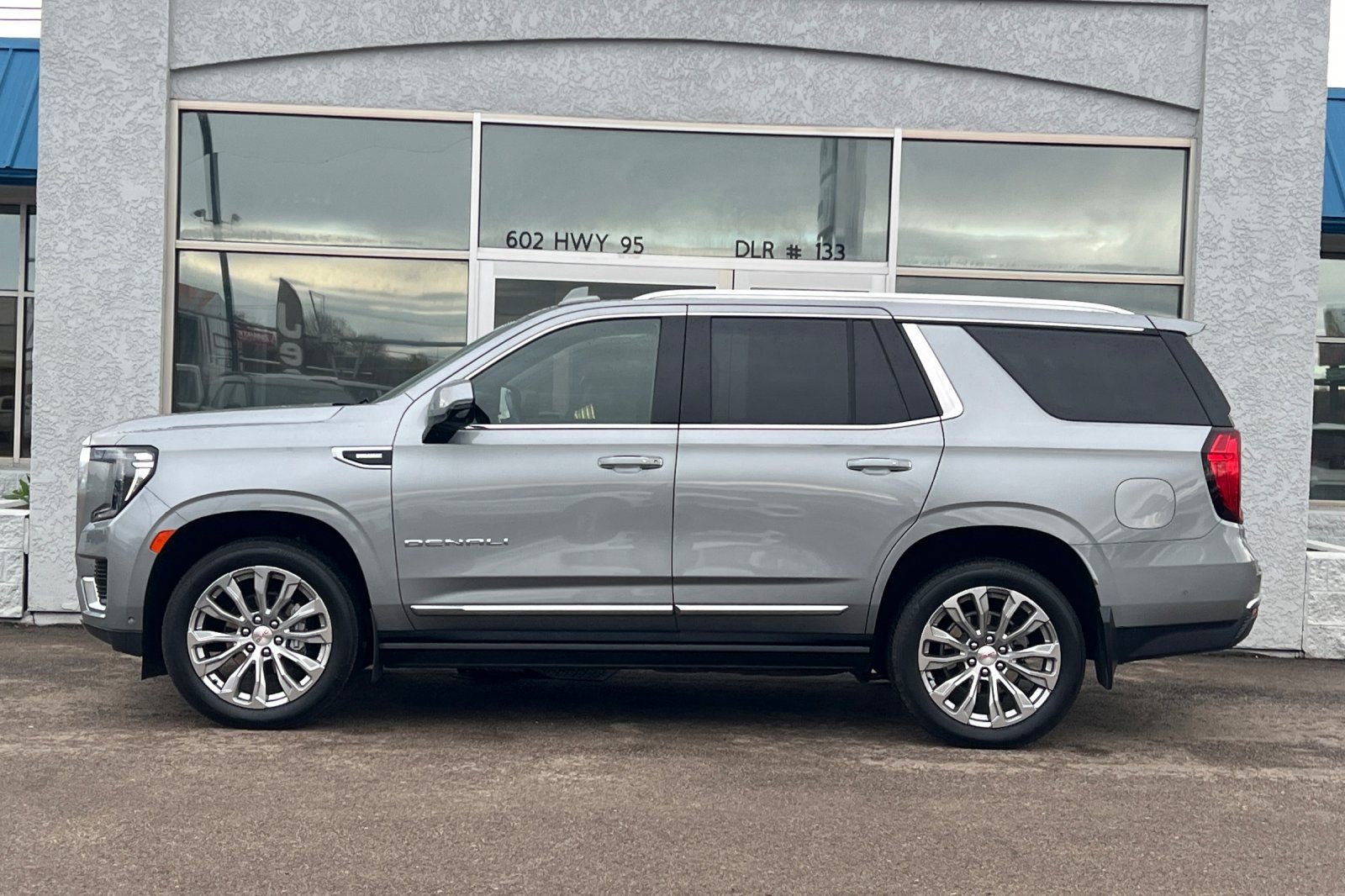 Used 2024 GMC Yukon Denali w/ Advanced Technology Package image 8