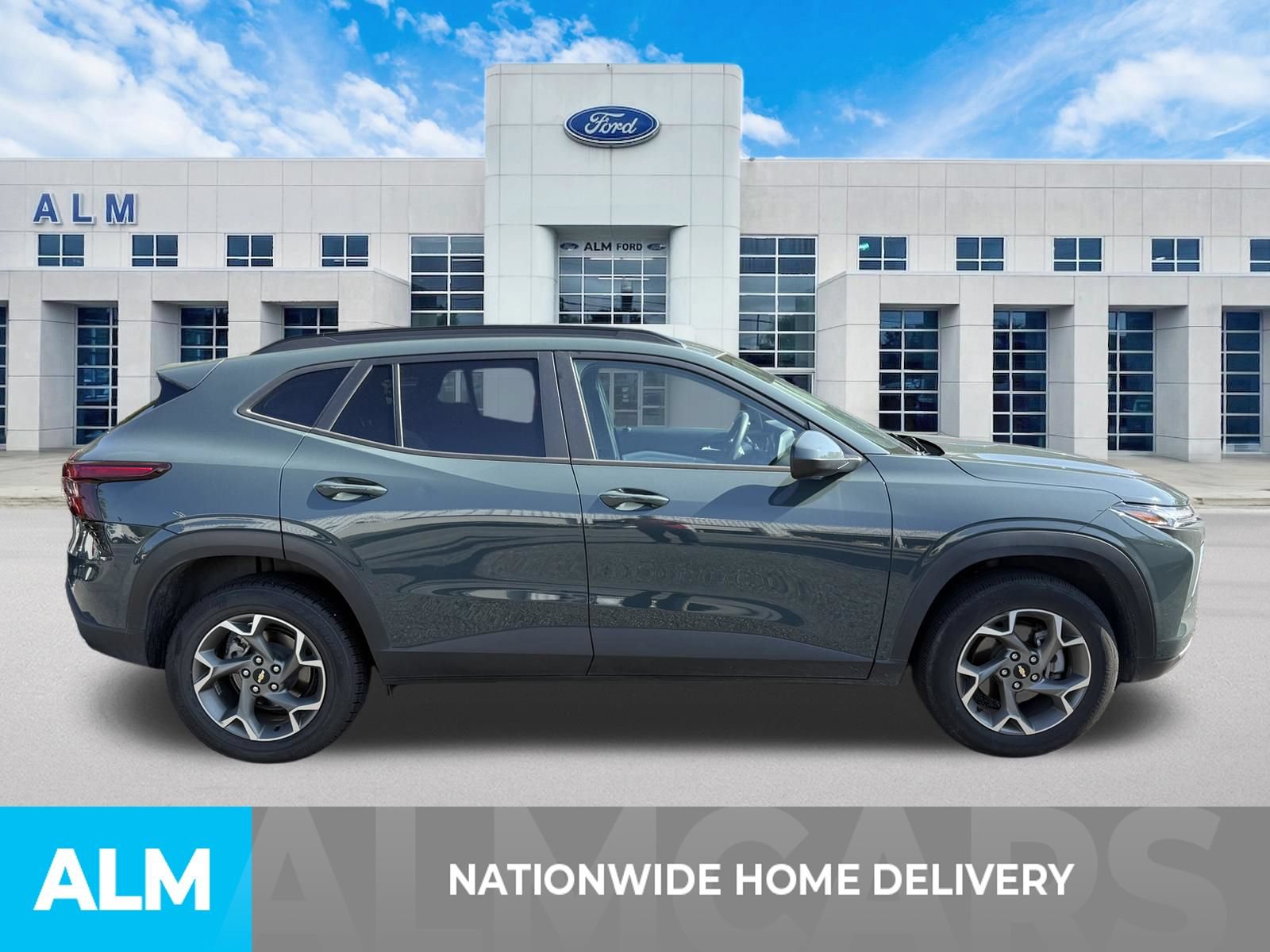 Used 2025 Chevrolet Trax LT FWD image 4