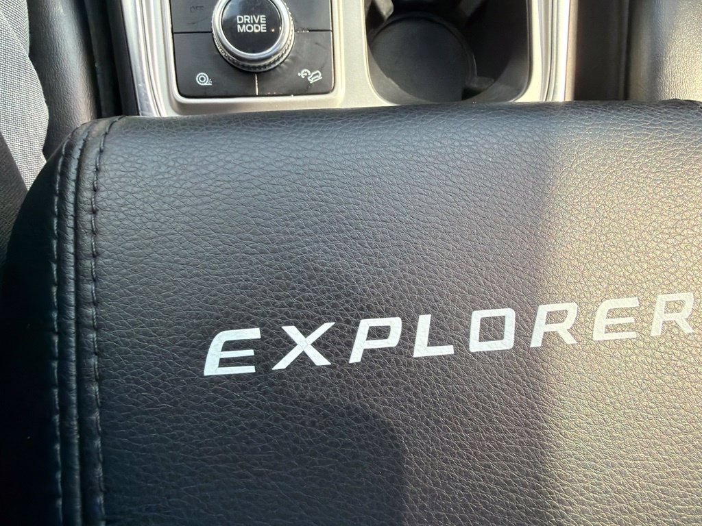 Used 2020 Ford Explorer Platinum w/ Premium Technology Package AWD/4WD image 18