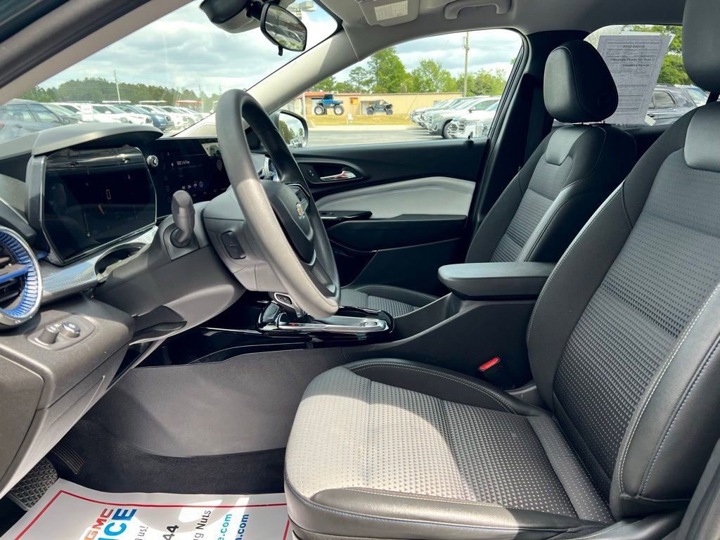 Used 2025 Chevrolet Trax LT image 10