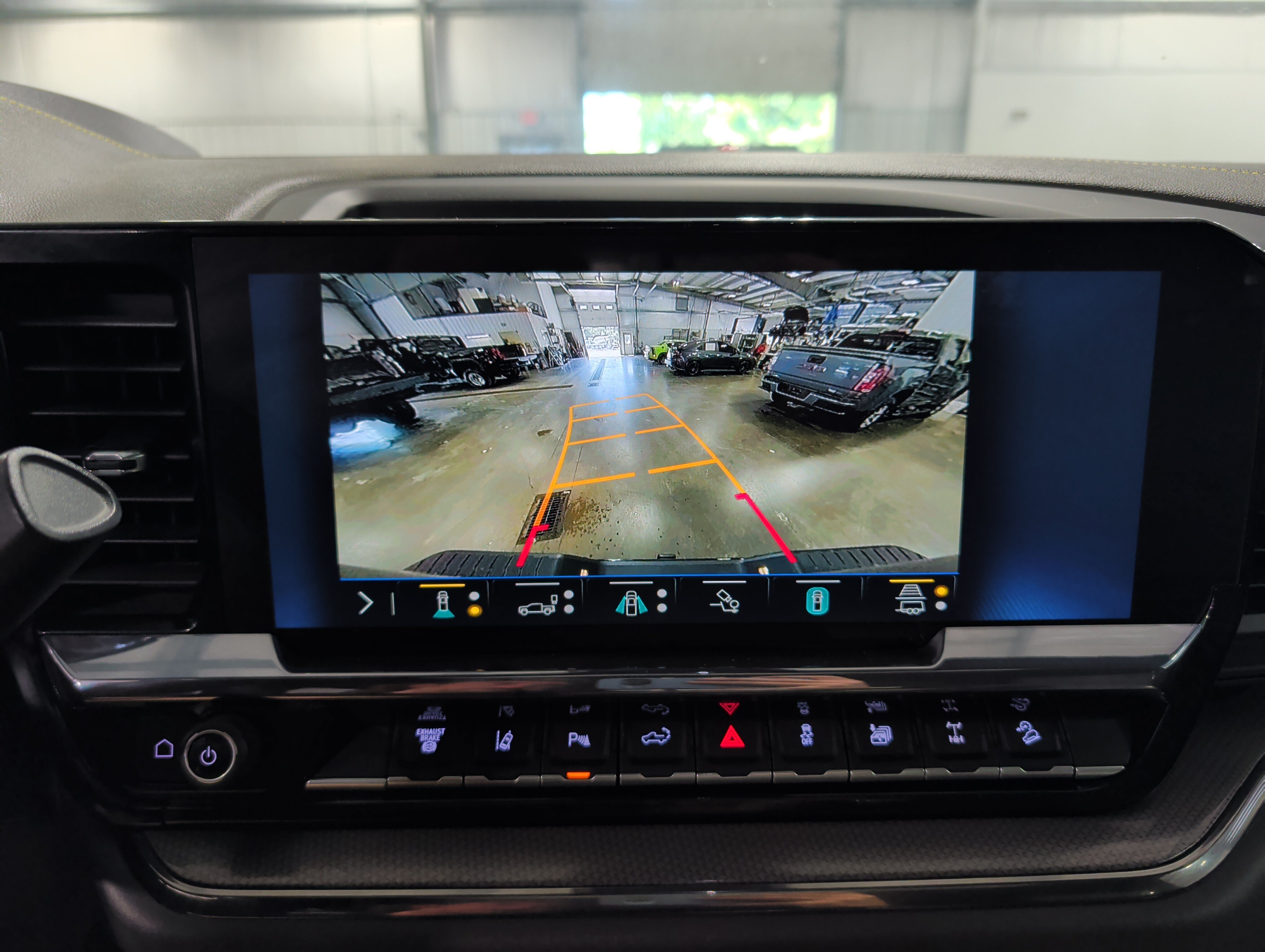 Used 2025 Chevrolet Silverado 2500 ZR2 w/ Technology Package AWD/4WD image 15