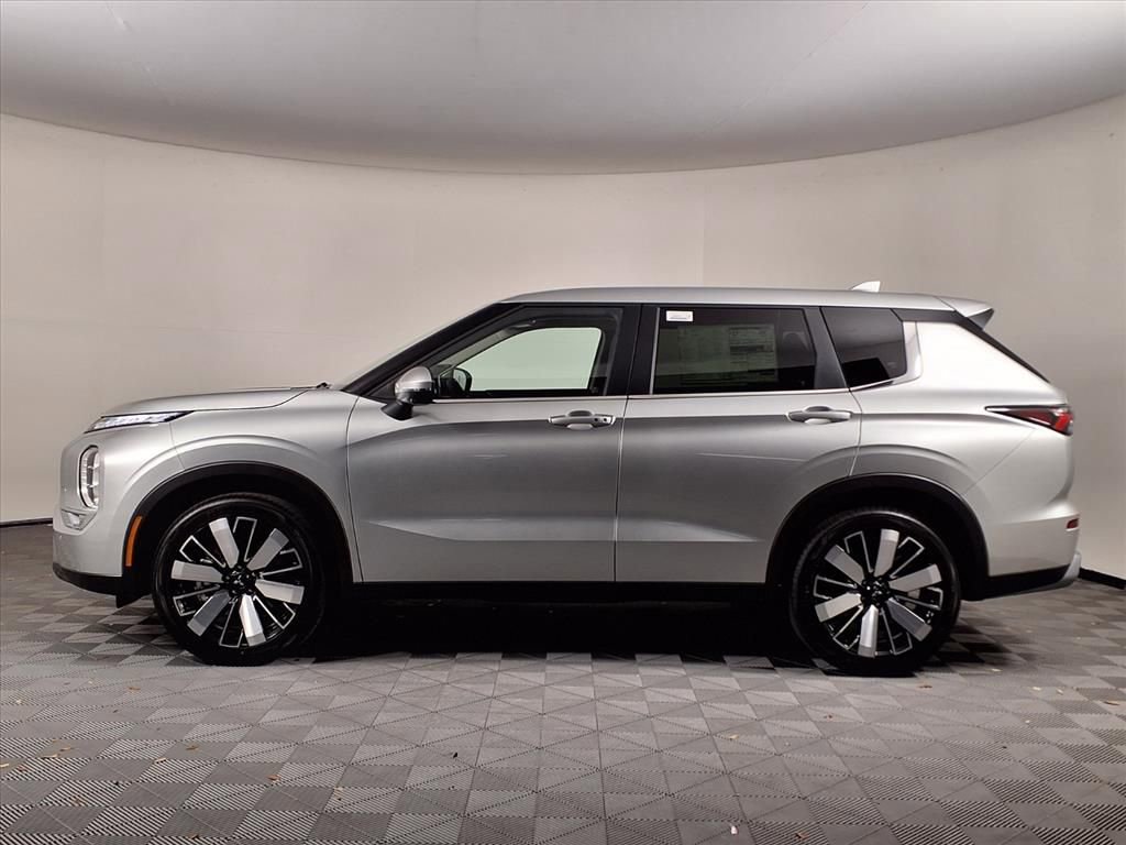 Used 2025 Mitsubishi Outlander SE image 4