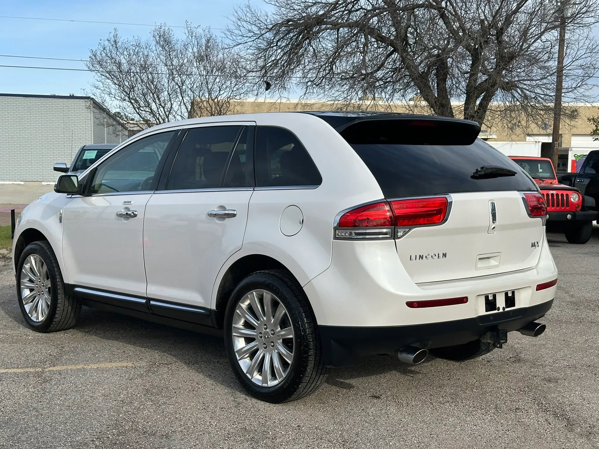 Used 2013 Lincoln MKX FWD image 4