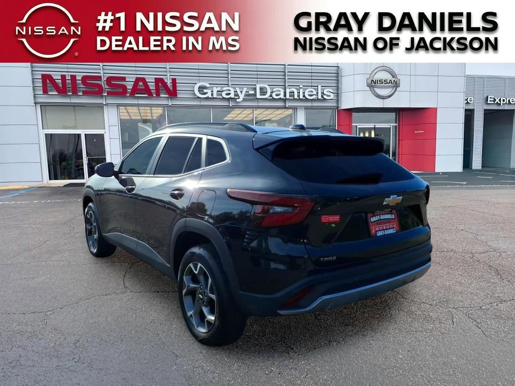 Used 2025 Chevrolet Trax LT w/ LT Convenience Package FWD image 5