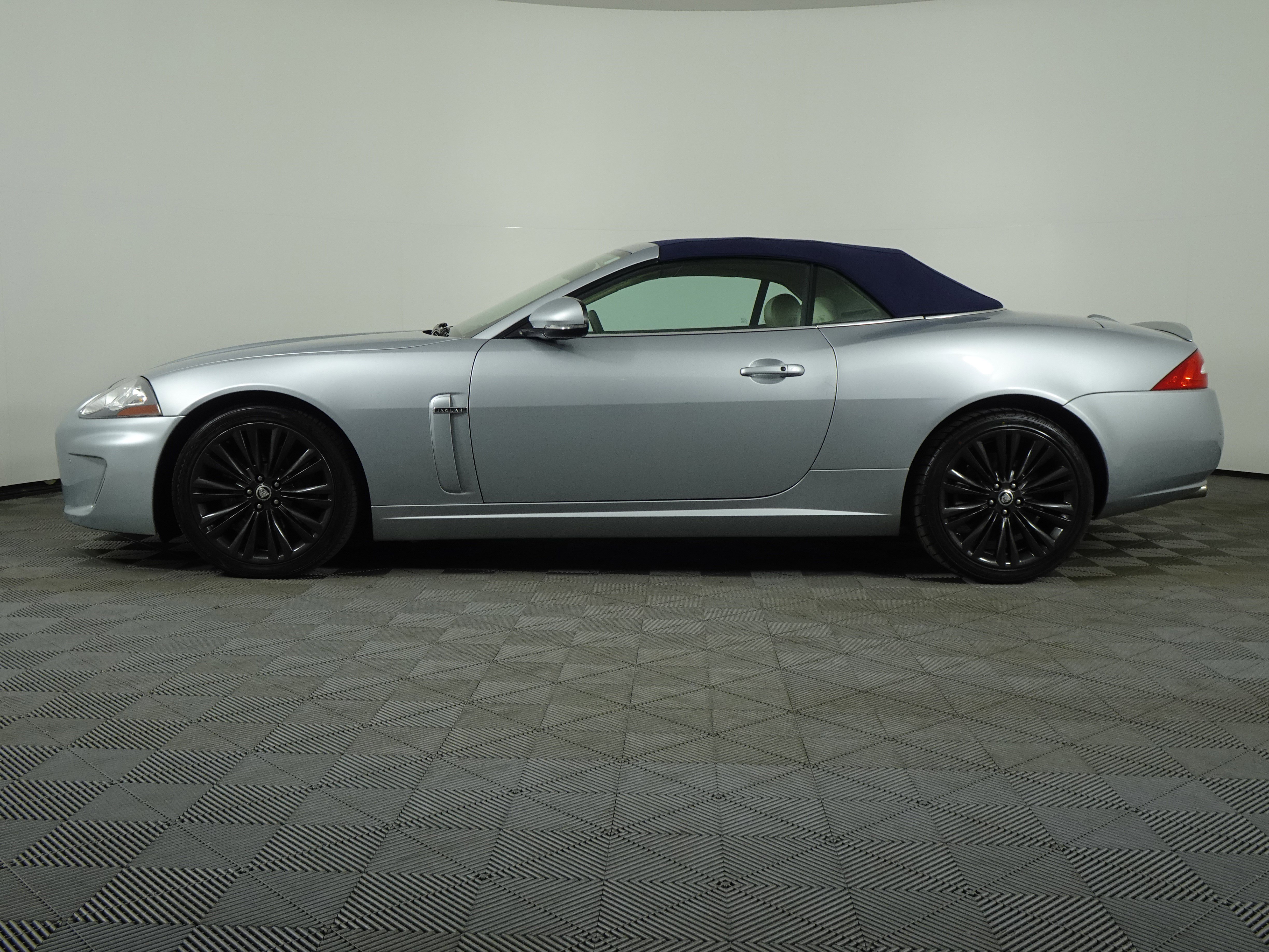 Used 2010 Jaguar XK Convertible image 43