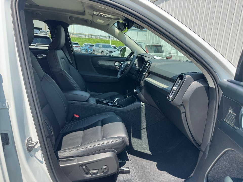 Certified 2023 Volvo XC40 B5 Ultimate w/ Climate Package AWD/4WD image 28