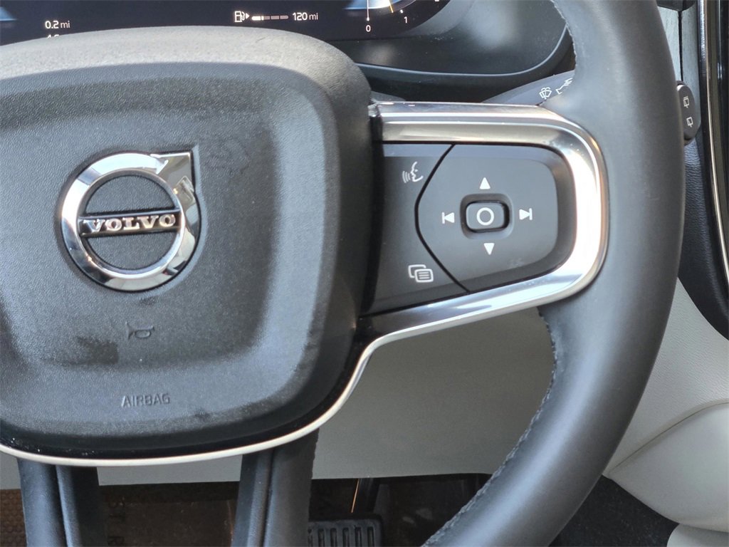 Used 2023 Volvo XC40 B5 Plus image 16