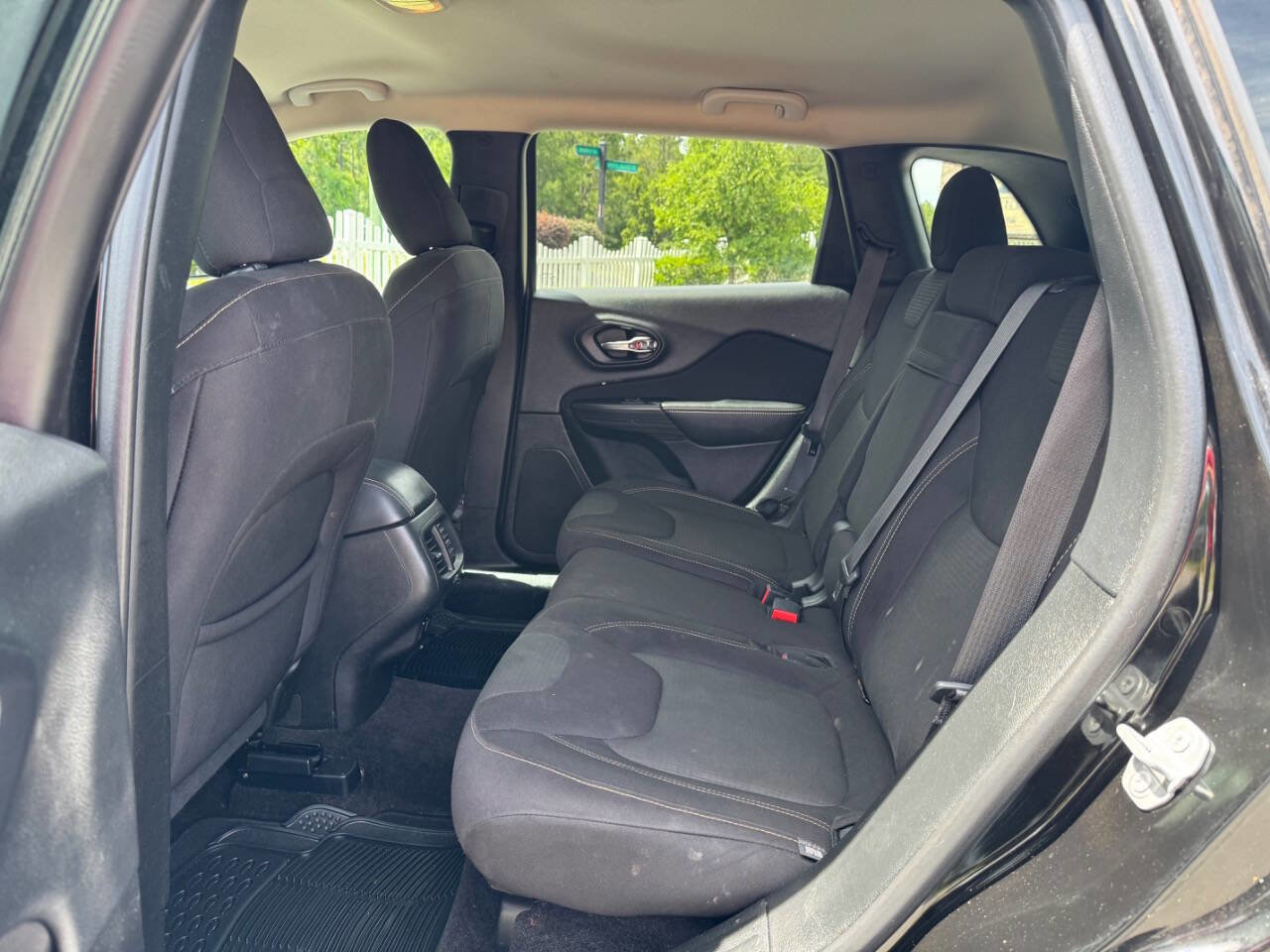 Used 2017 Jeep Cherokee Latitude w/ Comfort/Convenience Group FWD image 12