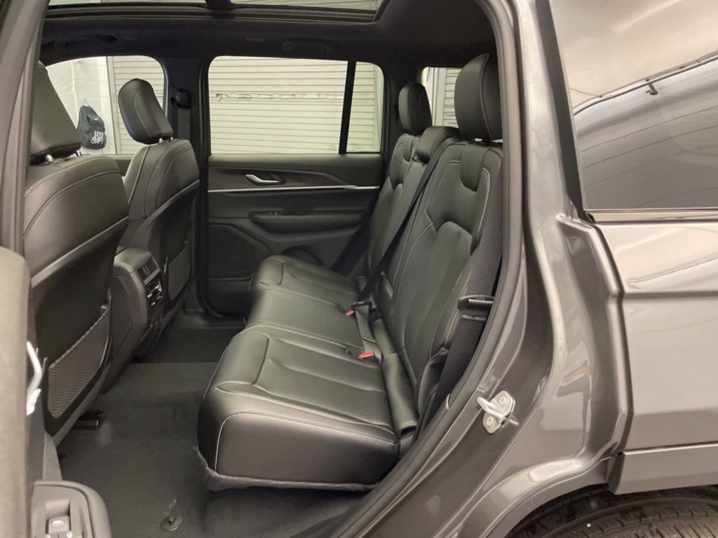 New 2025 Jeep Grand Cherokee Limited AWD/4WD image 17