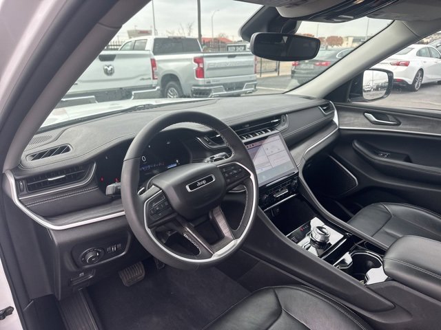 Used 2023 Jeep Grand Cherokee Limited w/ Black Appearance Package image 11