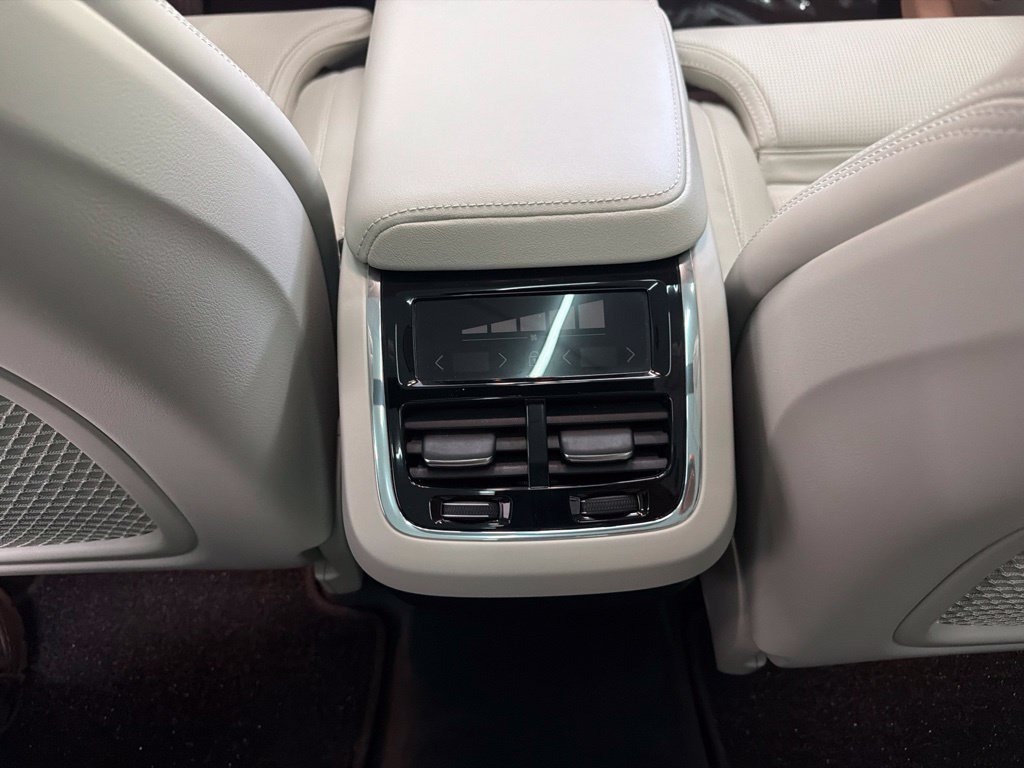 Used 2023 Volvo XC60 B5 Ultimate FWD image 24