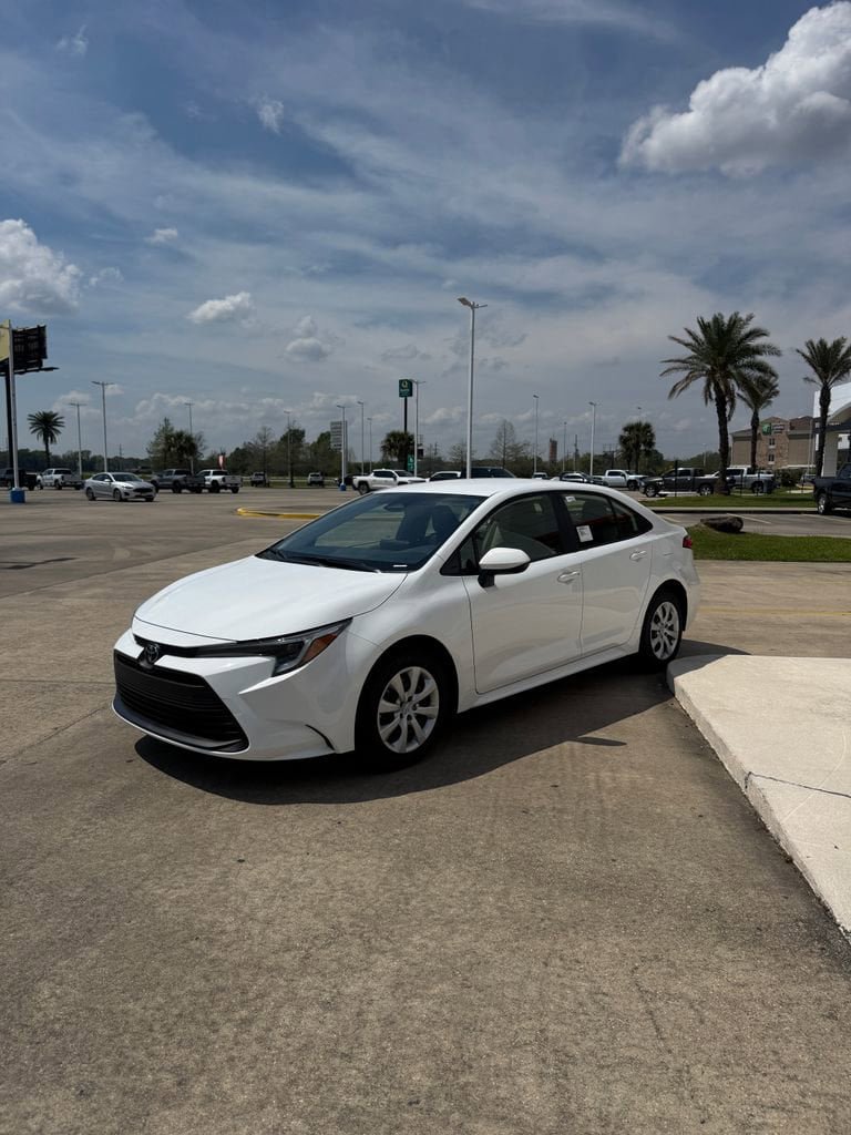 Used 2026 Toyota Corolla LE image 4