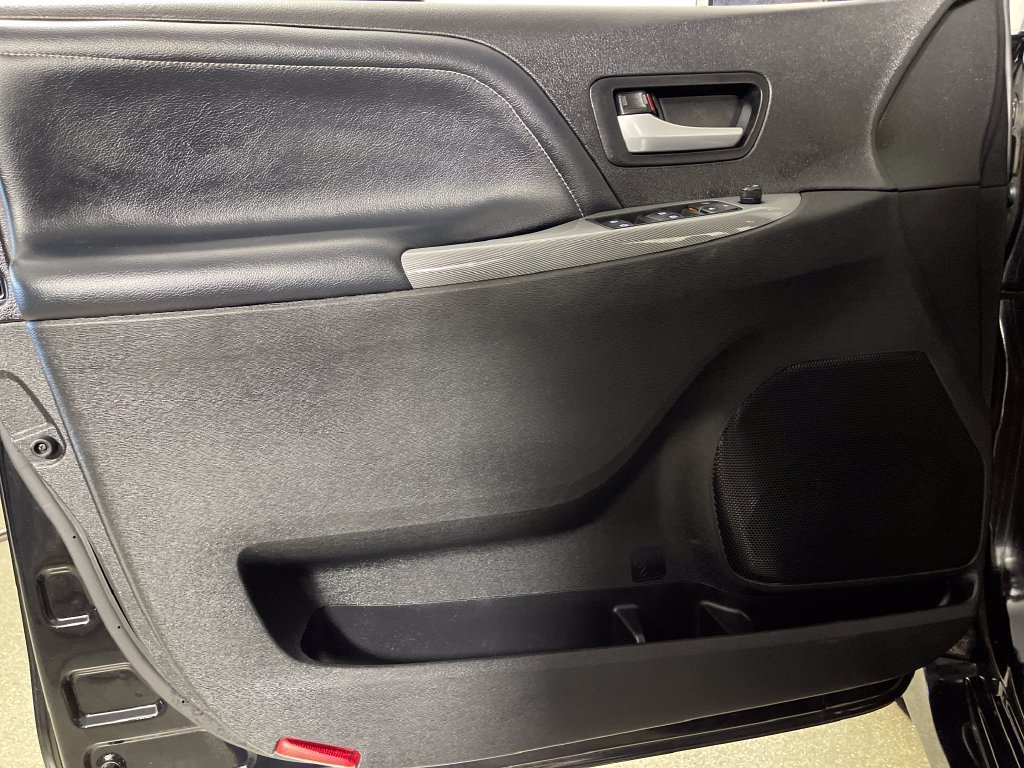 Used 2016 Toyota Sienna SE Premium FWD image 17