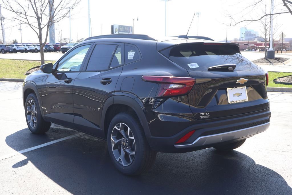 New 2026 Chevrolet Trax LT w/ Sunroof Package FWD image 5