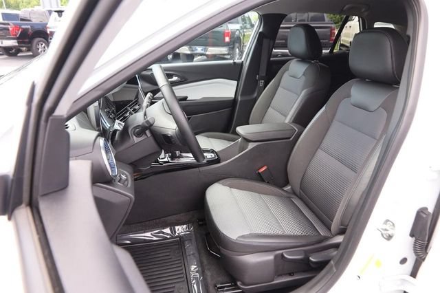 Used 2025 Chevrolet Trax LT w/ LT Convenience Package FWD image 8