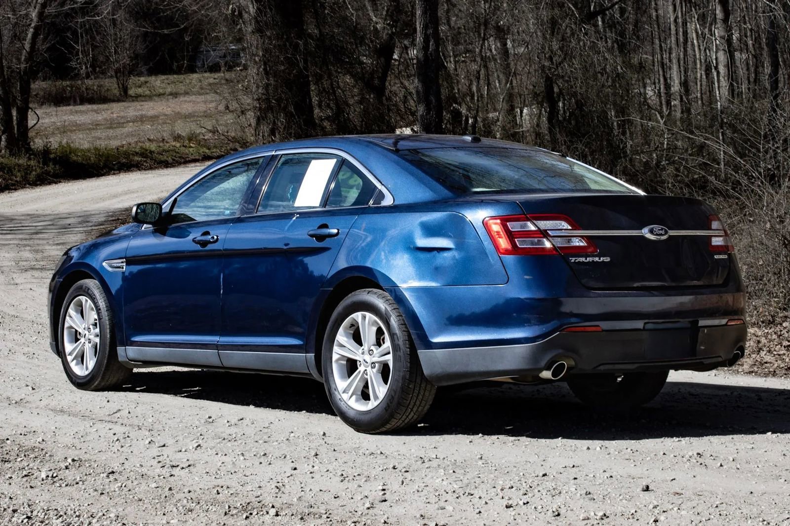 Used 2016 Ford Taurus SE image 2