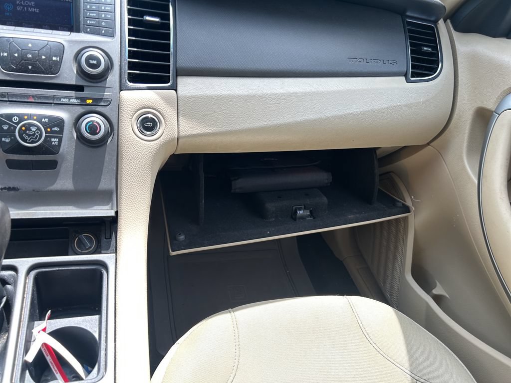 Used 2016 Ford Taurus SE FWD image 29