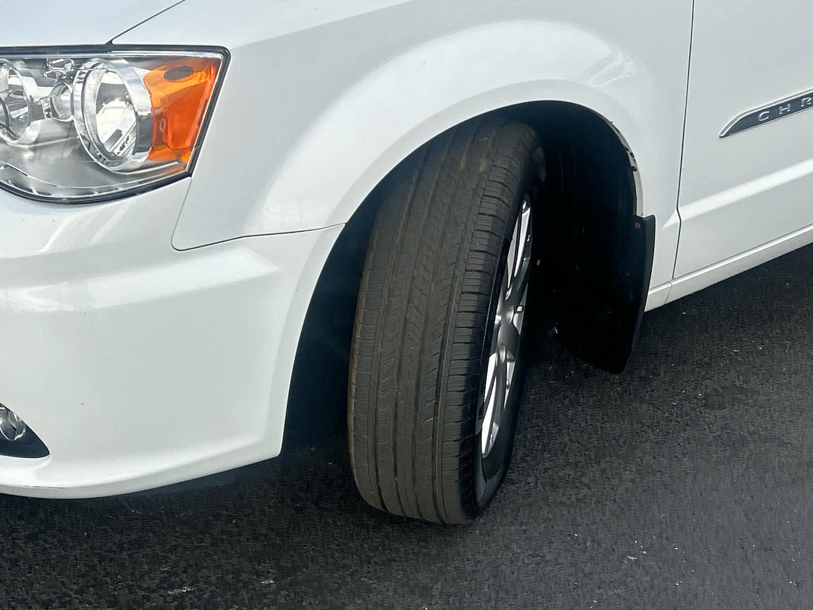 Used 2015 Chrysler Town & Country Touring w/ Driver Convenience Group image 42