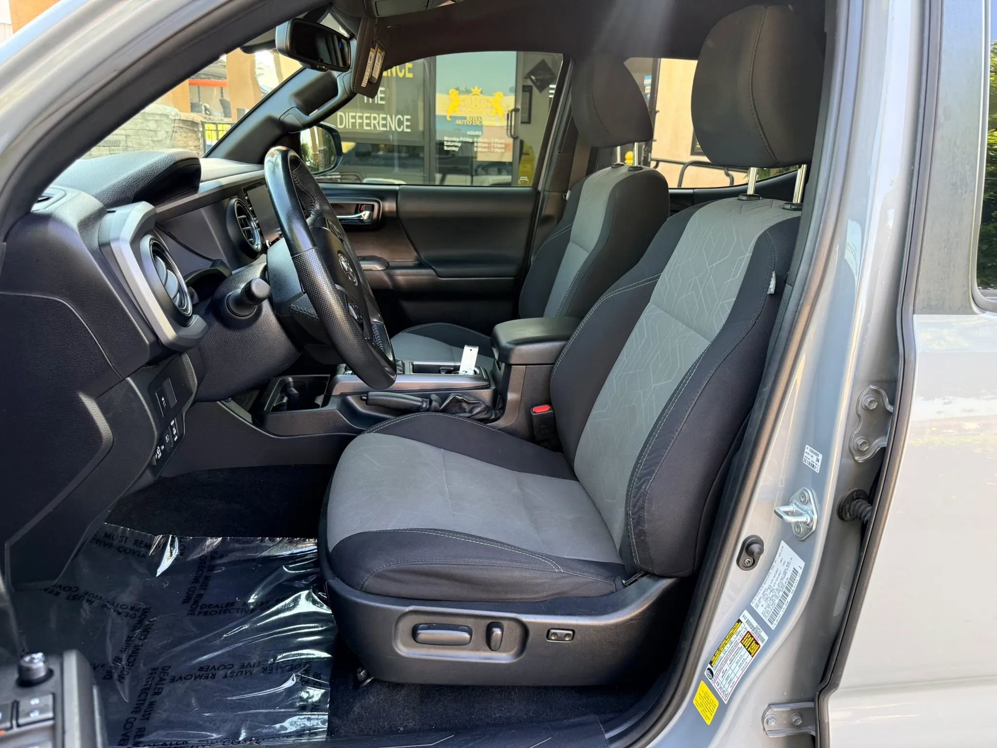 Used 2021 Toyota Tacoma TRD Sport w/ Technology Package image 11