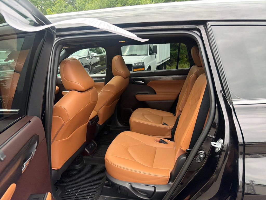 Used 2021 Toyota Highlander Platinum AWD/4WD image 28