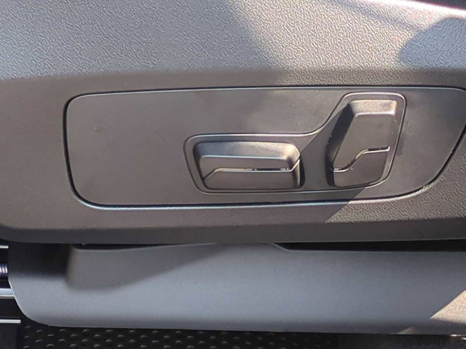 Used 2025 BMW X1 xDrive28i w/ Technology Package image 16