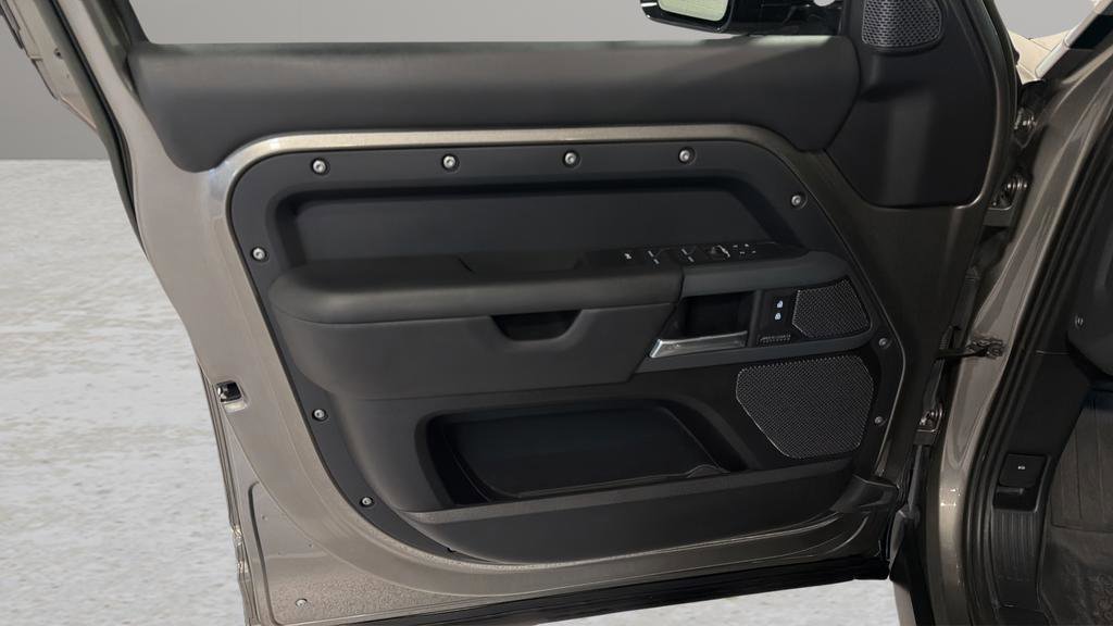 Used 2023 Land Rover Defender 110 X-Dynamic SE AWD/4WD image 10