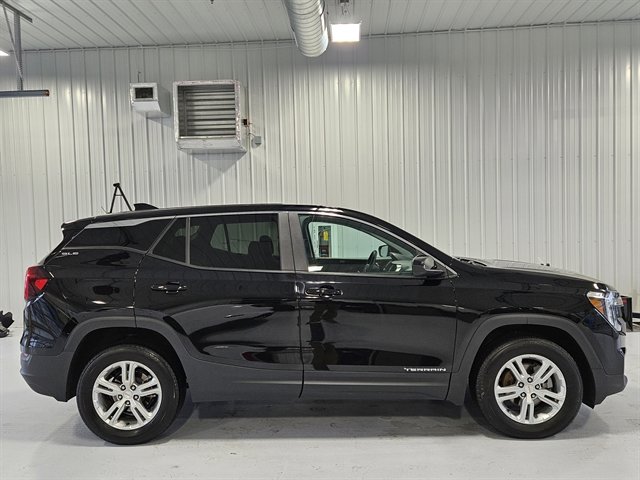 Used 2024 GMC Terrain SLE image 2