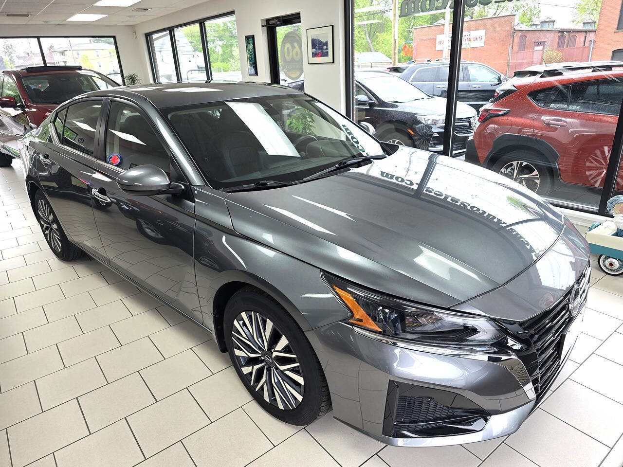 Used 2023 Nissan Altima 2.5 SV w/ SV Premium Package FWD image 4