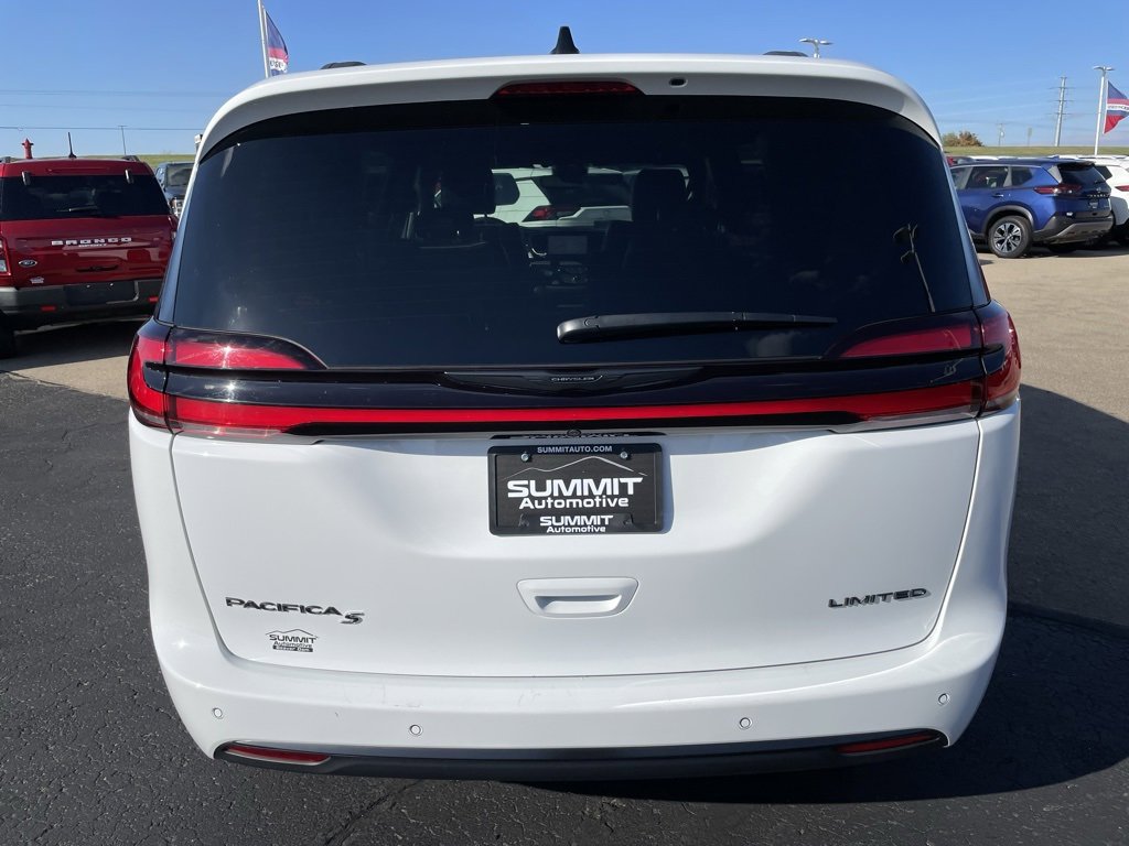 Used 2025 Chrysler Pacifica Limited image 32