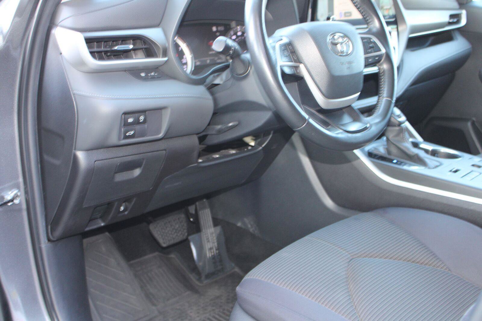 Used 2023 Toyota Highlander LE AWD/4WD image 47