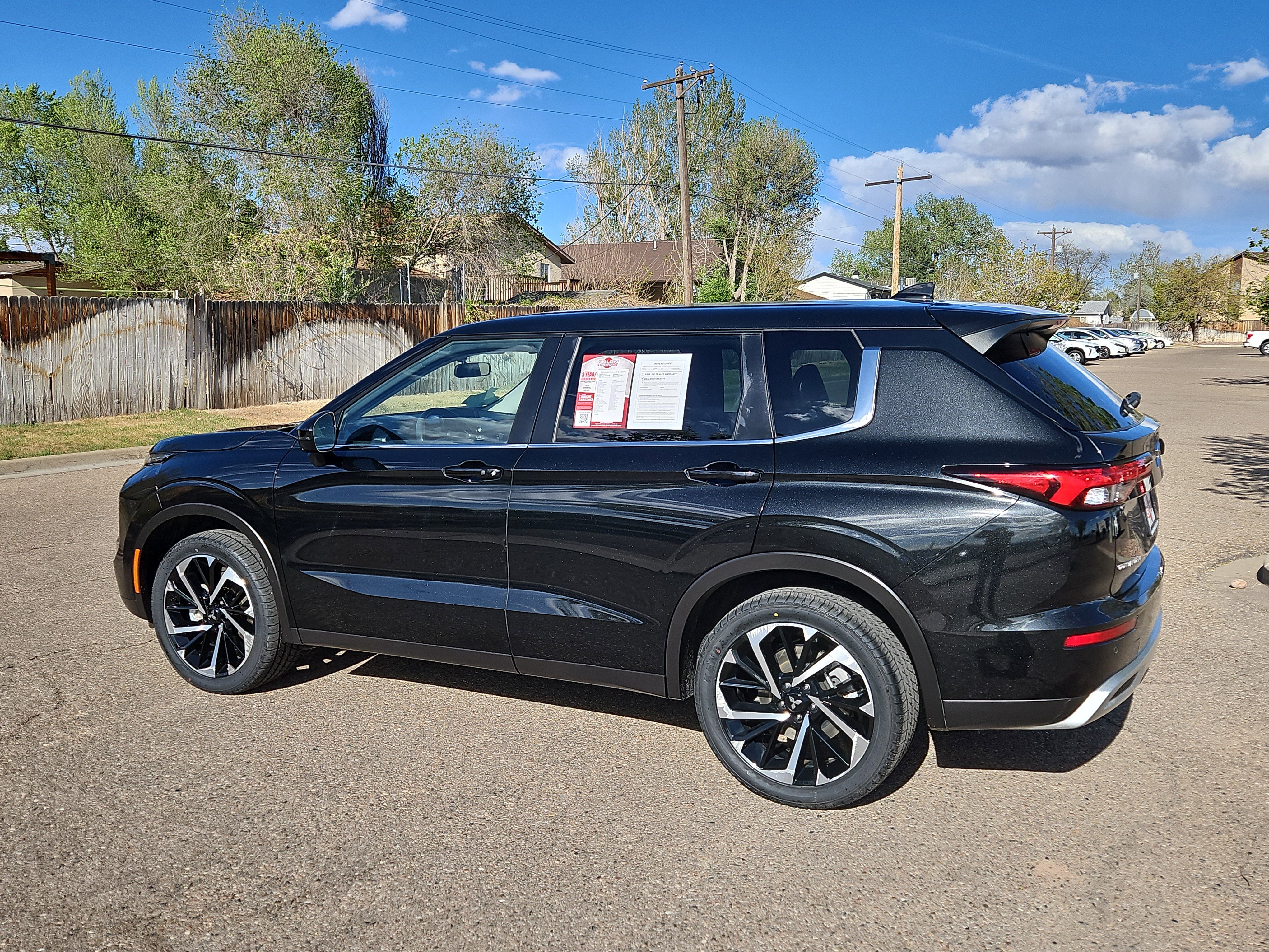 Used 2023 Mitsubishi Outlander SE image 4