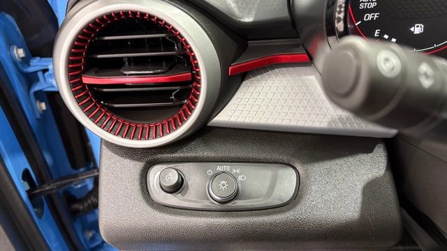 Used 2024 Chevrolet Trax RS w/ Sunroof Package FWD image 33