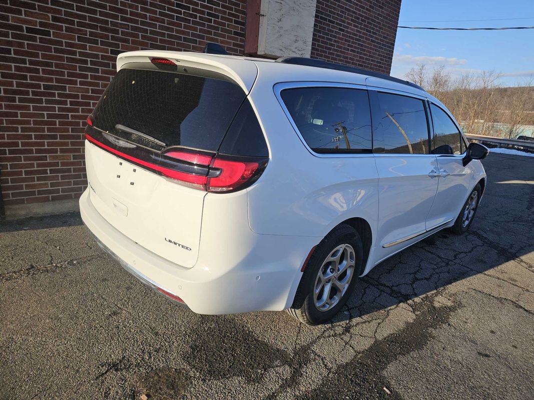 Used 2023 Chrysler Pacifica Limited w/ Uconnect Theater Family Group image 6
