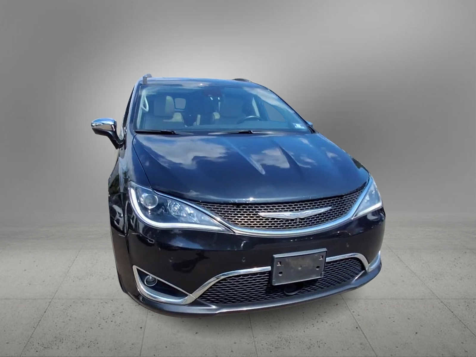 Used 2017 Chrysler Pacifica Limited image 3